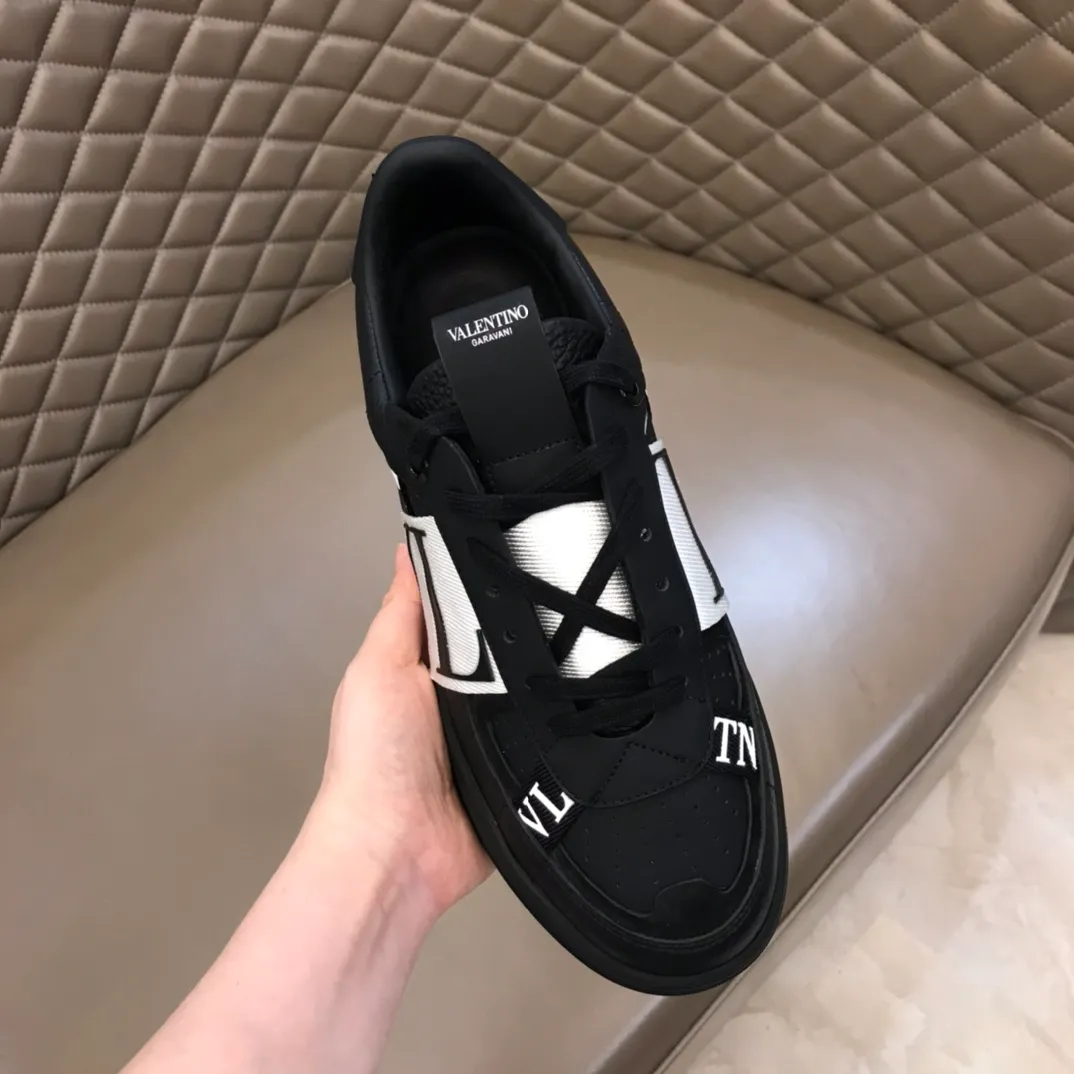 p440 "Valentin*" new spring and summer calfskin lace-up sneakers. No man should be able to refuse these shoes. The classic color scheme is so handsome! Purchase a high-precision replica of the original version to instantly sell off the market currency! 6 VLTN logo rubber effect straps - Valentino Garavani Logo printed on the back and tongue, all materials are customized to ensure quality! Size: 38-44